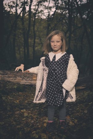 Foto de Chica joven en el estilo de Halloween posando en el bosque de otoño - Imagen libre de derechos