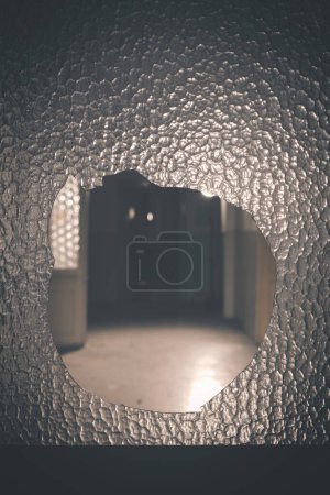 Téléchargez les photos : Bronek verre de porte dans la maison vide abandonnée - en image libre de droit