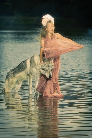 Téléchargez les photos : Jeune dame comme une fée de l'eau au milieu de l'heure d'été lac - en image libre de droit