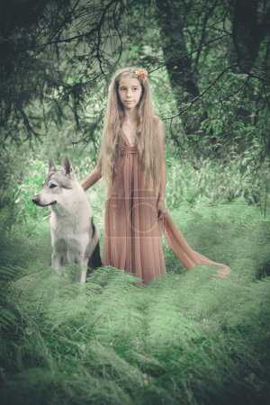 Foto de Jovencita como un hada del bosque en medio del bosque de verano - Imagen libre de derechos