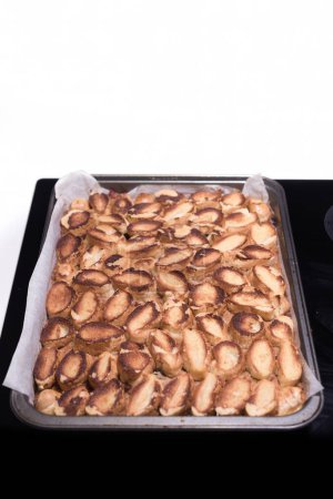 Foto de Horneado de torta de manzana tradicional con nueces, pasas y canela cubierta con nieve de clara de huevo - Imagen libre de derechos