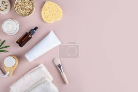 Natürliche umweltfreundliche Schönheitspflegeprodukte mit weißer Röhrenattrappe lagen flach auf rosa Hintergrund. Körperpflege für Frauen, Gesichtsmaske oder cremiges Peeling mit Haferflocken, Home-Spa-Kosmetik-Banner