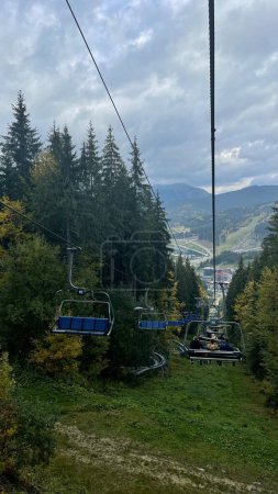 Foto de Empty ski lift at forest resort in autumn, Carpathian Ukraine. High quality photo - Imagen libre de derechos