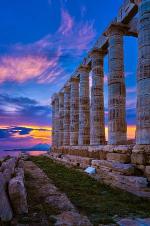 Schöner Himmel bei Sonnenuntergang und antike Ruinen des Tempels von Poseidon, Kap Sounio, Ägäisküste, Griechenland. Reiseziel der Gegend von Athen, wichtiges Zentrum der antiken griechischen Religion für olympisches Griechisch