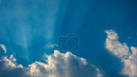 Foto de Rayos de sol en el cielo azul. Primavera temprana. Banner web. - Imagen libre de derechos