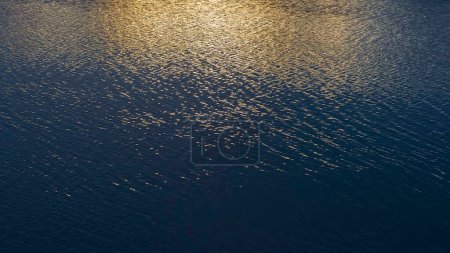 Téléchargez les photos : Reflet de l'éblouissement du soleil sur l'eau de la rivière. Le printemps. Bannière Web. - en image libre de droit