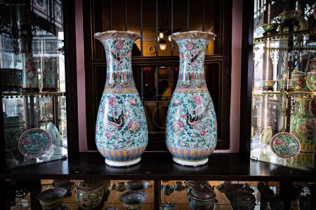 Téléchargez les photos : Historic Peranakan Mansion intérieurs, vases chinois et décor, Georgetown, Penang - en image libre de droit