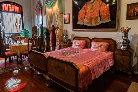 Téléchargez les photos : Historiques intérieurs de chambre à coucher Peranakan Mansion, vieux meubles en bois et décor dans la chambre, Georgetown, Penang - en image libre de droit