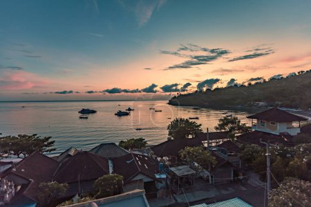Schöner Sonnenaufgang über dem Meer am Amed Strand, Bali, Indonesien