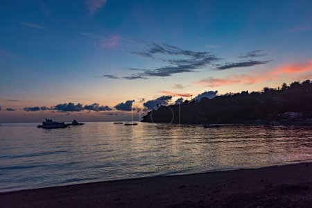 Schöner Sonnenaufgang über dem Meer am Amed Strand, Bali, Indonesien