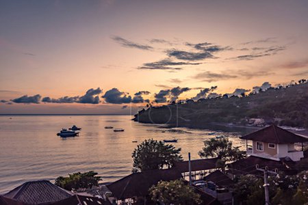 Téléchargez les photos : Beau lever de soleil sur la mer à la plage d'Amed, Bali, Indonésie - en image libre de droit