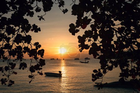 Téléchargez les photos : Coucher de soleil spectaculaire sur la plage de Sairee, à Koh Tao (Thaïlande) - en image libre de droit