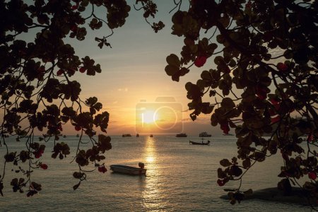 Téléchargez les photos : Coucher de soleil spectaculaire sur la plage de Sairee, à Koh Tao (Thaïlande) - en image libre de droit