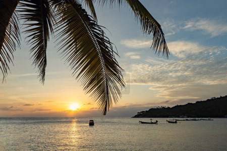 Téléchargez les photos : Coucher de soleil spectaculaire sur la plage, Koh Tao, Thaïlande - en image libre de droit