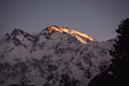 Foto de Cumbre de la montaña Nanga Parbat iluminada por el sol en la mañana, Pakistán - Imagen libre de derechos