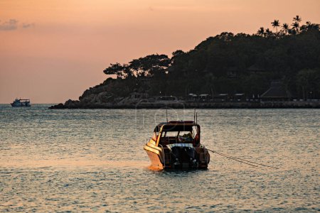 Téléchargez les photos : Coucher de soleil spectaculaire avec des bateaux sur la plage, Koh Tao, Thaïlande - en image libre de droit