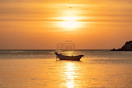 Téléchargez les photos : Coucher de soleil spectaculaire avec des bateaux sur la plage, Koh Tao, Thaïlande - en image libre de droit