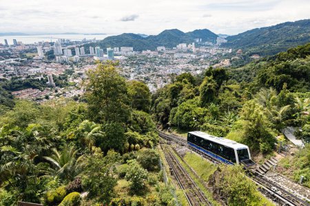 Téléchargez les photos : Funicular going to the top station in Penang Hill with George Town aerial view, Malaysia - en image libre de droit
