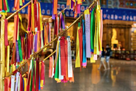 Foto de Wish ribbons in Buddhist temple in Kek Lok Si temple, George Town, Penang, Malaysia. Translation: Love, Money, Success - Imagen libre de derechos
