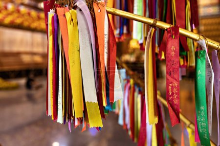 Foto de Wish ribbons in Buddhist temple in Kek Lok Si temple, George Town, Penang, Malaysia. Translation: Love, Money, Success - Imagen libre de derechos
