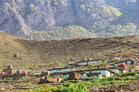 Traditionelle Dorfhäuser auf einem Hügel in Nordpakistan