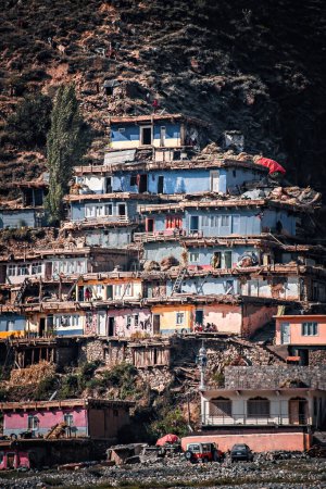 Téléchargez les photos : Traditional village houses on the hill in Northern Pakistan - en image libre de droit