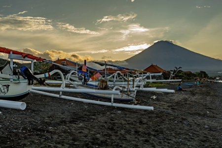 Téléchargez les photos : Vue imprenable sur le coucher du soleil sur le volcan Agung depuis la plage d'Amed à Bali, Indonésie - en image libre de droit