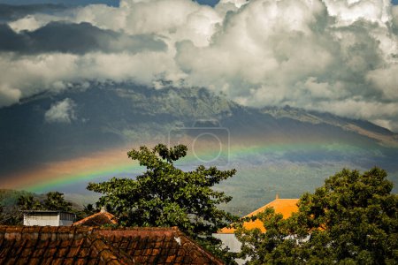 Téléchargez les photos : Beautiful rainbow over Agung volcano on sunny day Amed beach Bali Indonesia - en image libre de droit