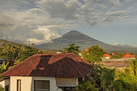 Téléchargez les photos : Breathtaking view on Agung volcano from Amed beach in Bali, Indonesia - en image libre de droit
