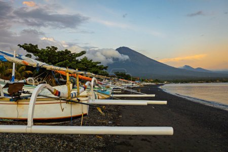 Foto de Beautiful view of Agung volcano and Amed beach, Bali, Indonesia - Imagen libre de derechos