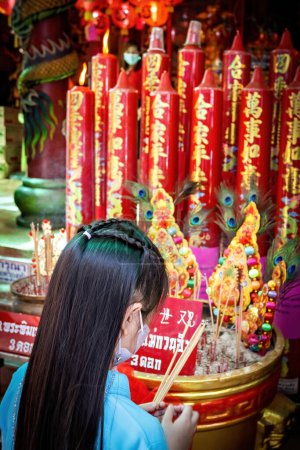 Foto de Chinese new year people praying in Chinatown Bangkok - Imagen libre de derechos