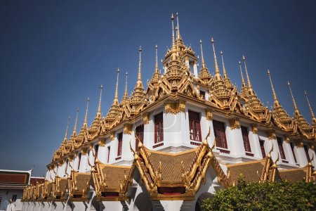 Téléchargez les photos : Temple Building at Wat Ratchanatdaram Loha Prasat temple, Bangkok, Thailand - en image libre de droit