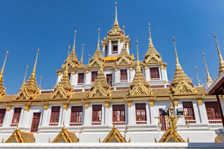 Téléchargez les photos : Temple Building at Wat Ratchanatdaram Loha Prasat temple, Bangkok, Thailand - en image libre de droit
