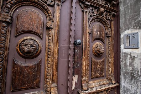 Ancienne porte sculptée en bois dans le centre historique de Cracovie, Pologne