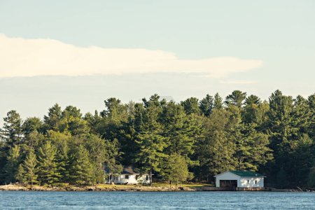 Téléchargez les photos : Beautiful scenery of Thousand Islands National Park, house on the river, Ontario, Canada - en image libre de droit