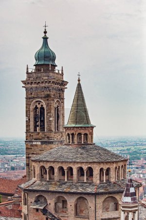 Foto de Basilica of Santa Maria Maggiore in Citta Alta, Bergamo, Italy. Historical architecture of Old town or Upper City in Bergamo - Imagen libre de derechos