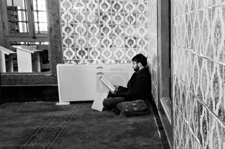Téléchargez les photos : Un musulman prie dans la mosquée d'Ankara Turquie - en image libre de droit