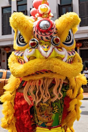 Téléchargez les photos : Dragon head costume at Chinese New year celebration in Malaysia - en image libre de droit