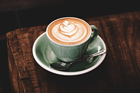 Nahaufnahme der Tasse Cappuccino im Vintage-Stil