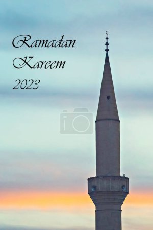 Téléchargez les photos : Mosque Minaret against sunset sky Ramadan Kareem Greetings - en image libre de droit