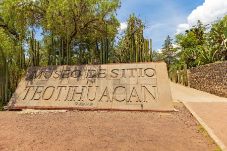 Téléchargez les photos : Pyramides Teotihuacan Complexe, panneau d'entrée, complexe archéologique mexicain au nord-est de Mexico - en image libre de droit