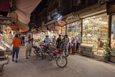 Téléchargez les photos : Pakistani people wearing traditional clothes on the market in Peshawar, Pakistan - en image libre de droit