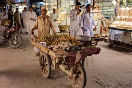 Téléchargez les photos : Pakistani people wearing traditional clothes on the market in Peshawar, Pakistan - en image libre de droit