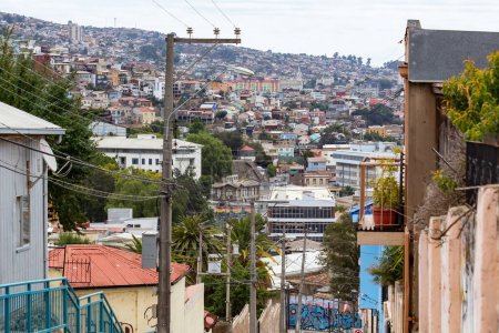 Téléchargez les photos : Paysage urbain de Valparaiso, maisons colorées en Valparaiso, le Chili - en image libre de droit