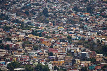 Téléchargez les photos : Aerial view of Valparaiso Chile colorful houses on the hill - en image libre de droit