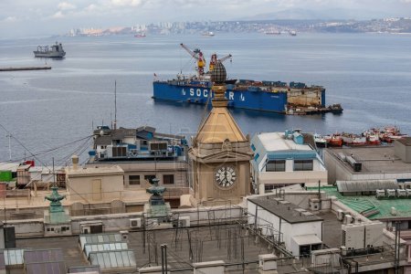 Téléchargez les photos : Clock tower and port view at Valparaiso Chile - en image libre de droit