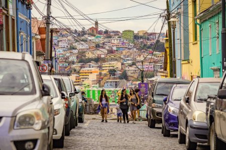 Téléchargez les photos : Valparaiso cityscape, colorful houses in Valparaiso, Chile. People on the street of old town - en image libre de droit