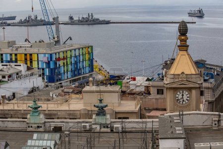 Téléchargez les photos : Tour de l'horloge et vue sur le port à Valparaiso Chili - en image libre de droit