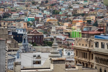 Téléchargez les photos : Paysage urbain de Valparaiso, maisons colorées en Valparaiso, le Chili - en image libre de droit