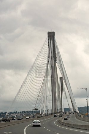 Téléchargez les photos : Le pont Port Mann est un pont à haubans de 10 voies en Colombie-Britannique, Canada - en image libre de droit